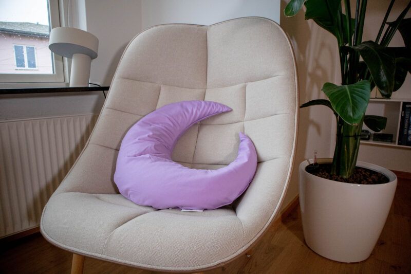 Ammepude fra B'Comphy lavendel i en stol