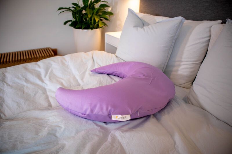 Ammepude fra B'Comphy lavendel i en seng